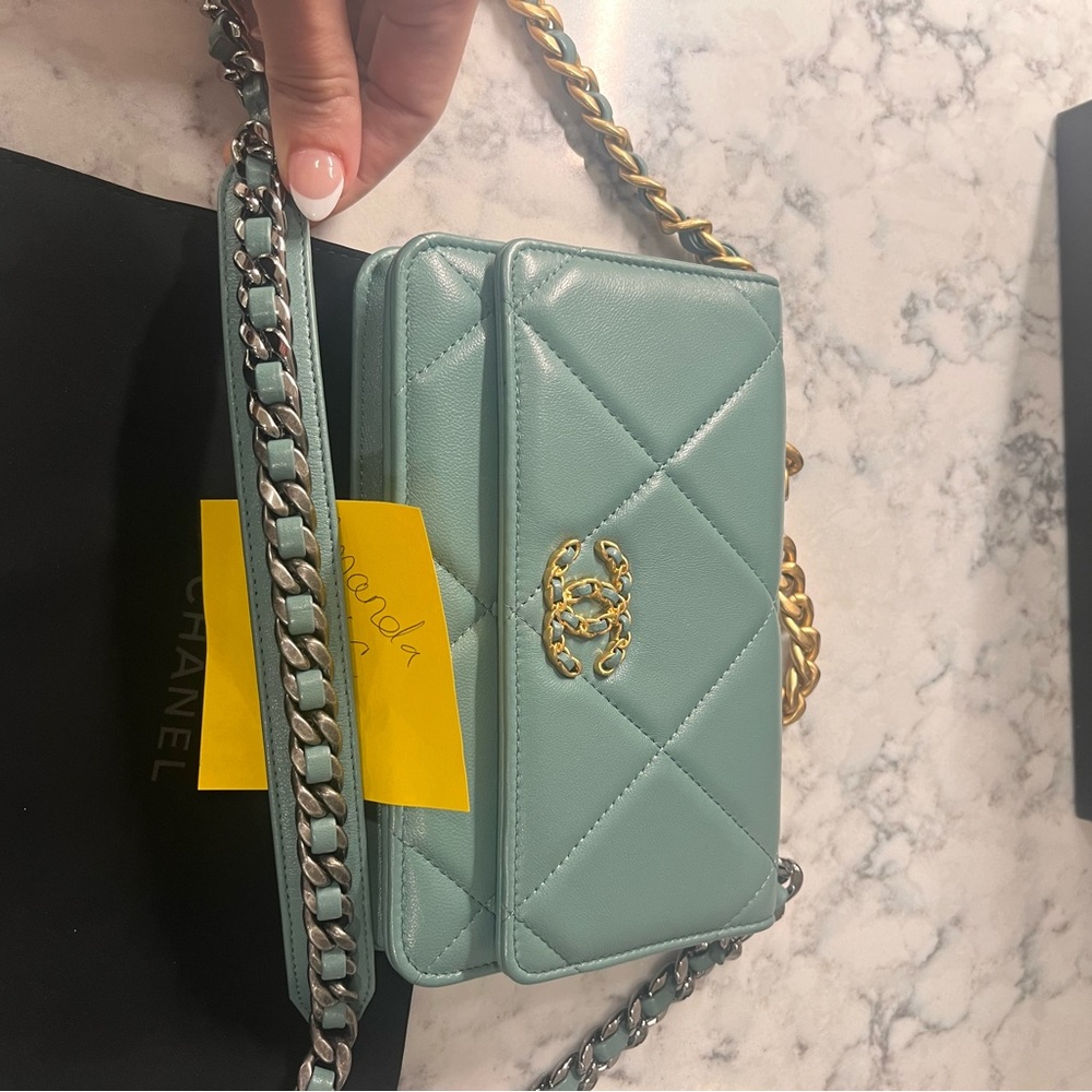 Chanel 19 WOC - Picture 4 of 11